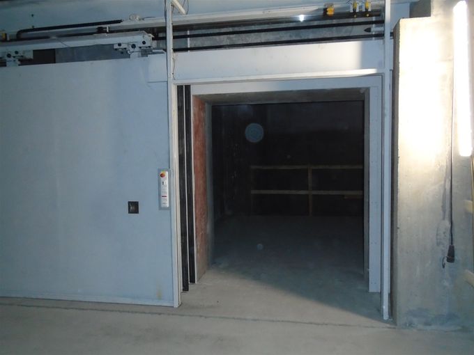 Skyvedør foran strålebunker, vekt 27,5 tonn