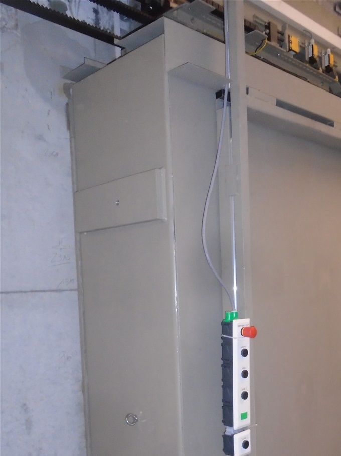 Ny dør fra Georg Berdel GmbH foran strålebunker 5 hos Helse Bergen, Haukeland Univ.sykehus. Dørbladvekt ca. 11 tonn. Installert og testet før lokale håndverkere overtar jobben med å bygge vegg utenfor.